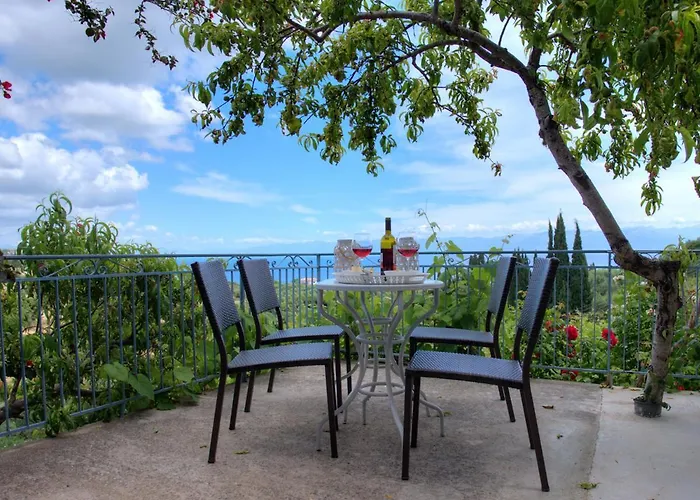 αγιά τριάδα *